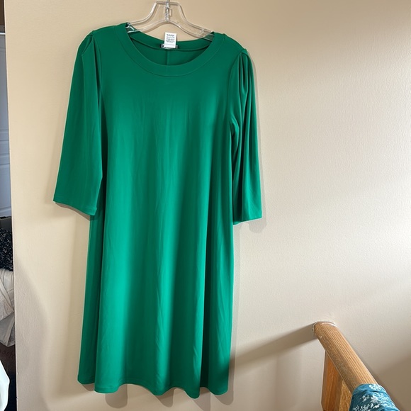 NWT KIM&CO EMERALD GREEN 3/4 SLEEVES SWING DRESS IN SIZE SMALL - Picture 4 of 7